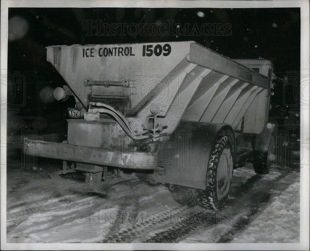 1955 City truck sanding streets Chicago - Historic Images