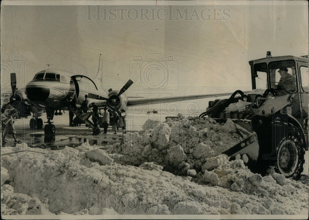 1967 Snow plow removes snow at O&#39;Hare airpo - Historic Images