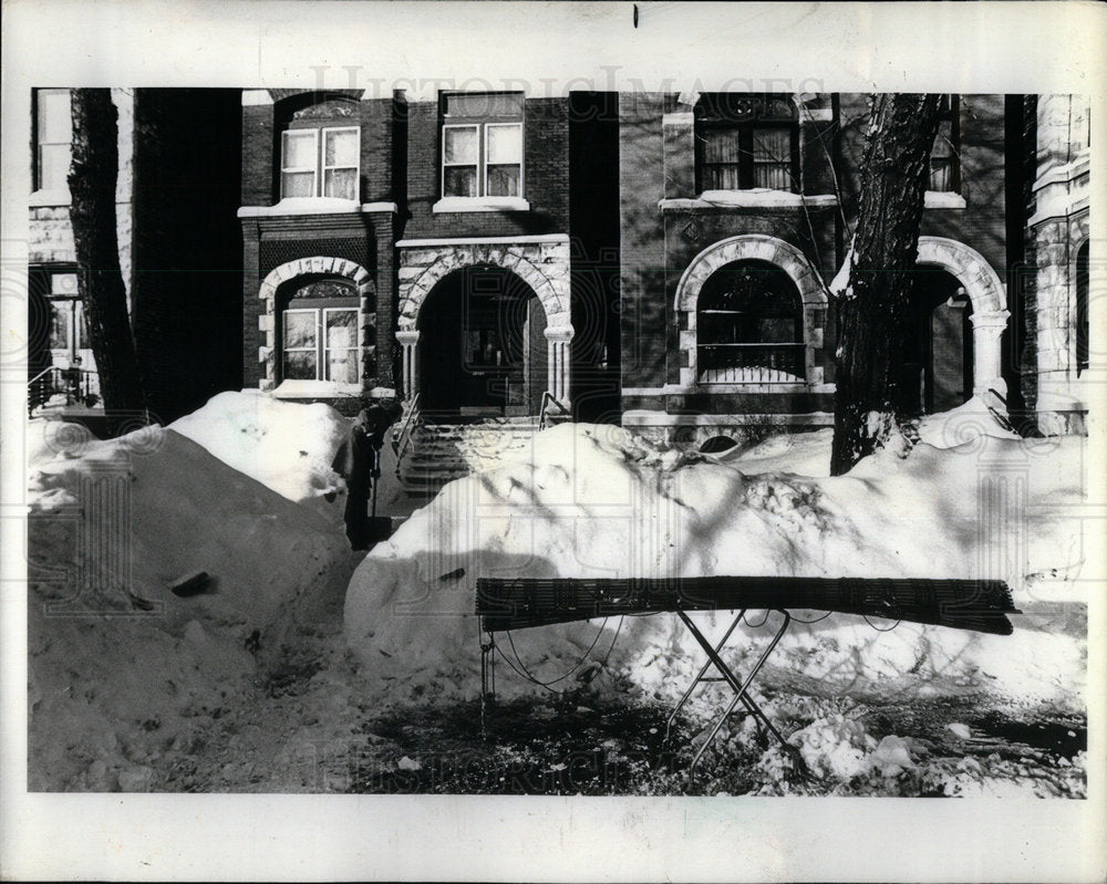 1979 Someone Venetian blind Shoveled spot - Historic Images