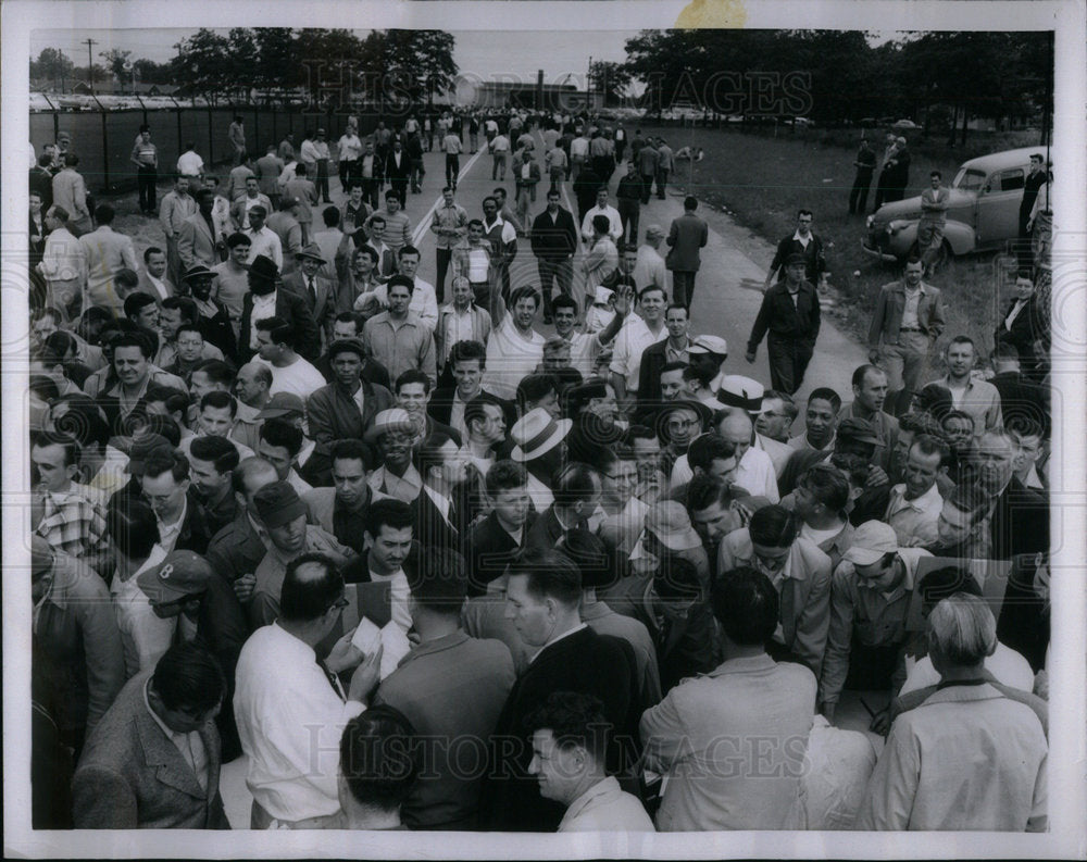 1955 FORD MOTOR CO STRIKING EMPLOYEES - Historic Images