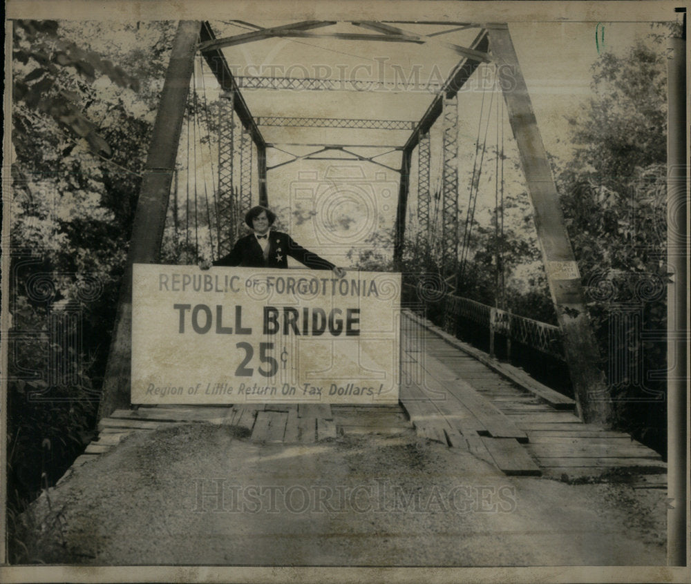 1973 Neal Gamm Tongue Cheek Republic Bridge - Historic Images