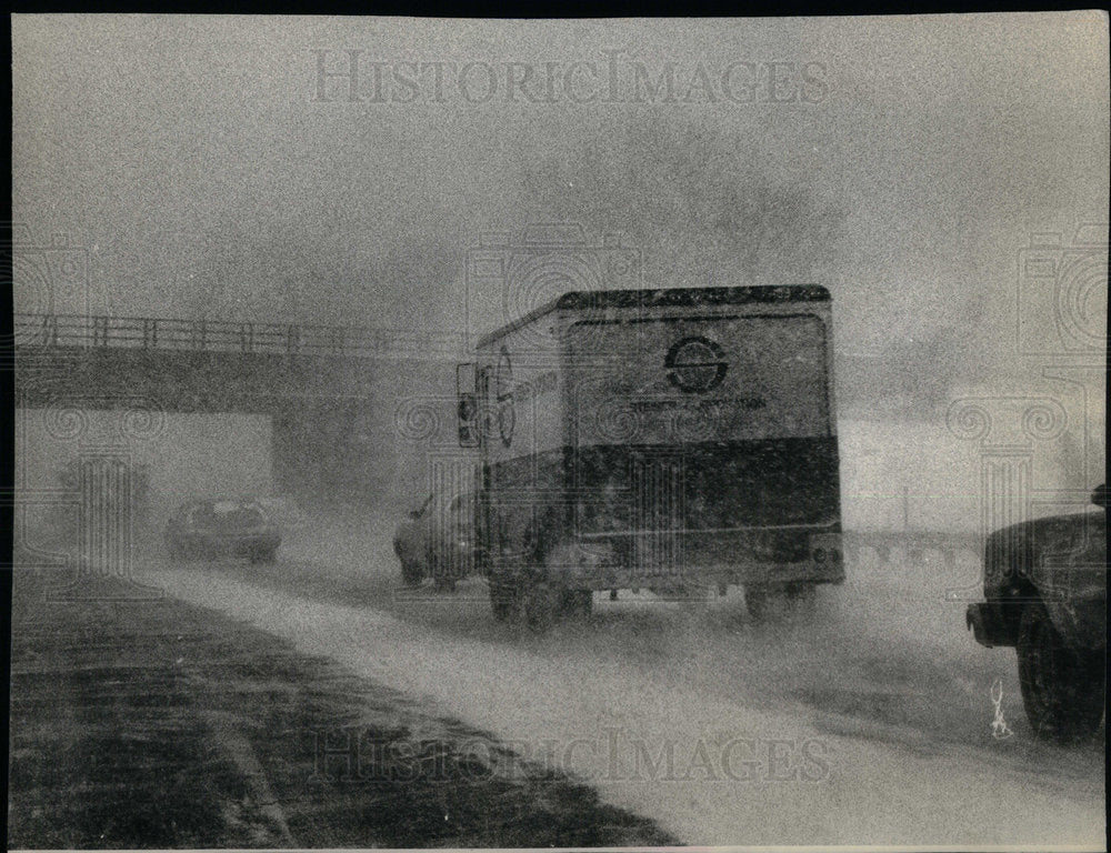 1982 Wind blowing snow hazardous Edens Expy - Historic Images