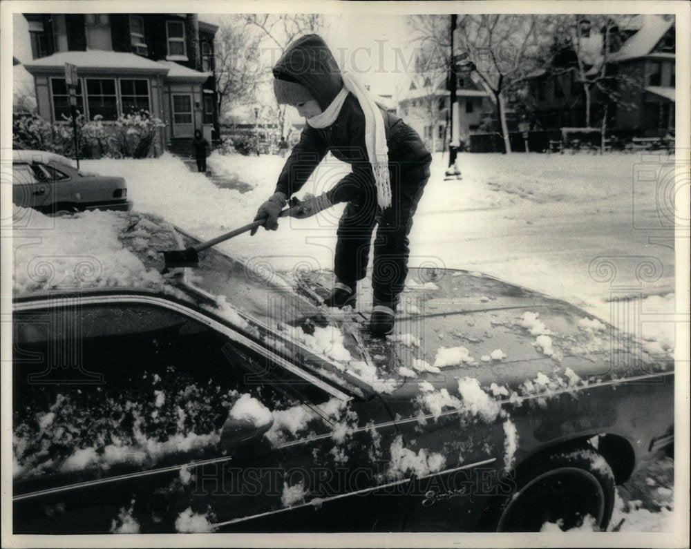 1987 Hugo Mendez, cleaning his mother&#39;s car - Historic Images