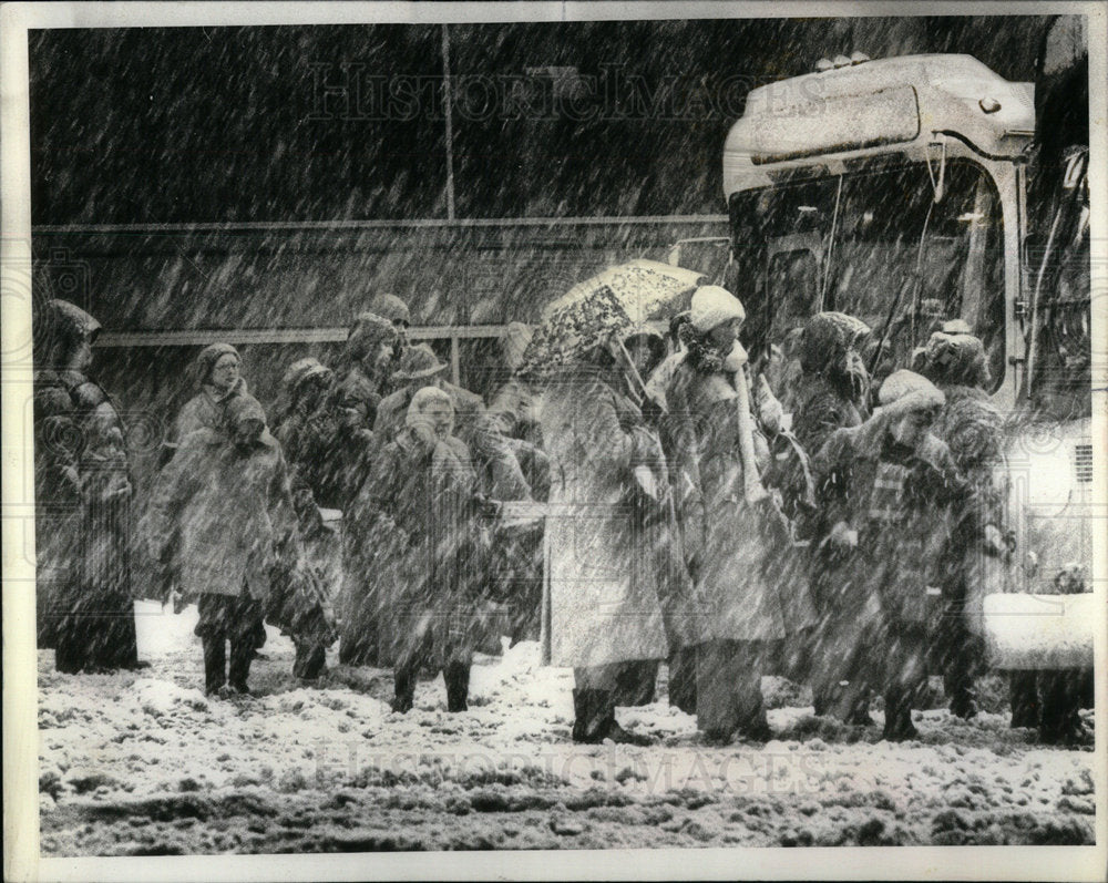 1981 Slush ice day commuters snow board bus - Historic Images