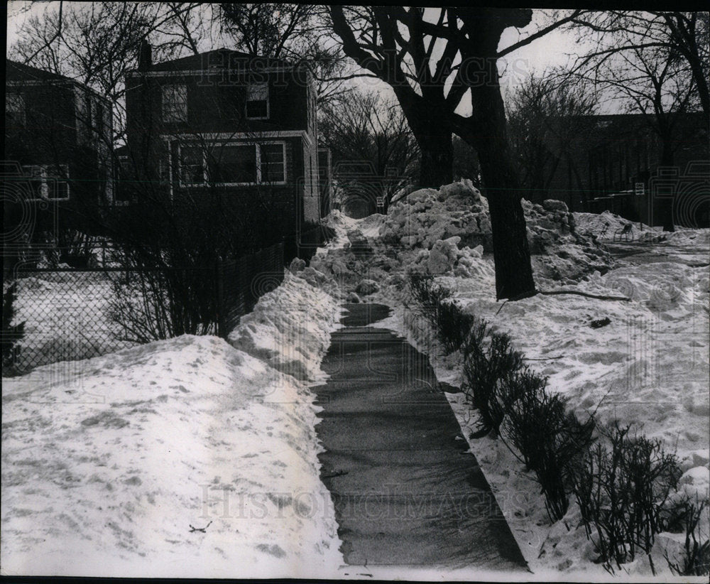 1967 Residents clean snow sidewalks injury - Historic Images