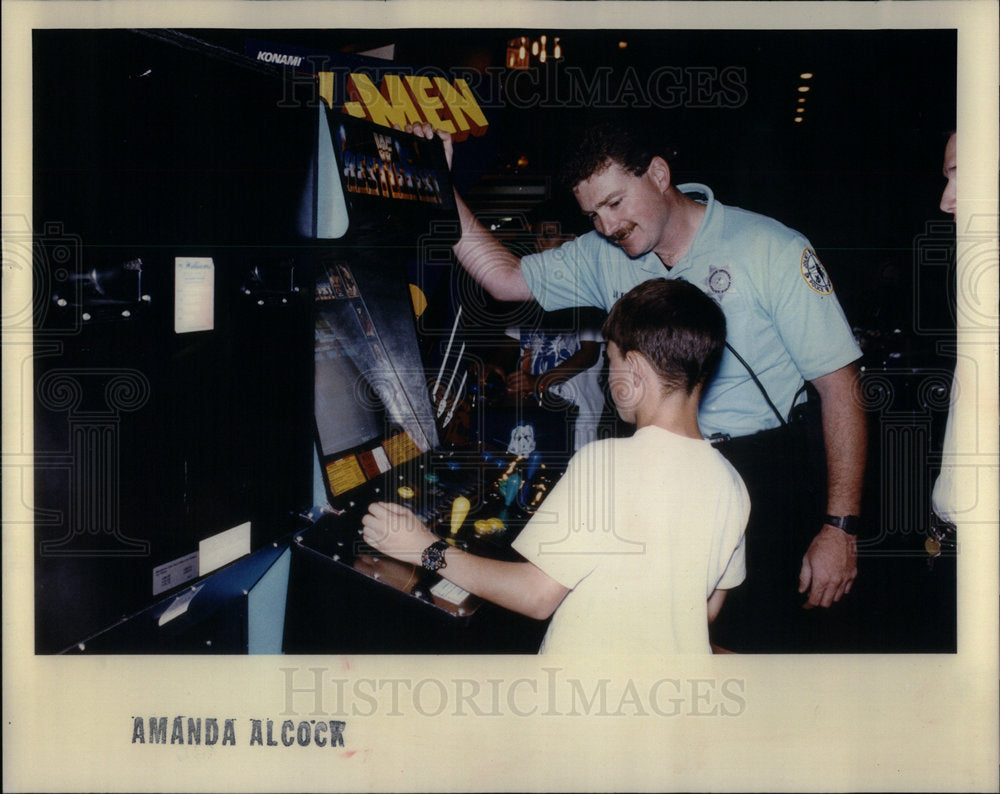 1992 Officer Dwayne Kllllan young patron - Historic Images