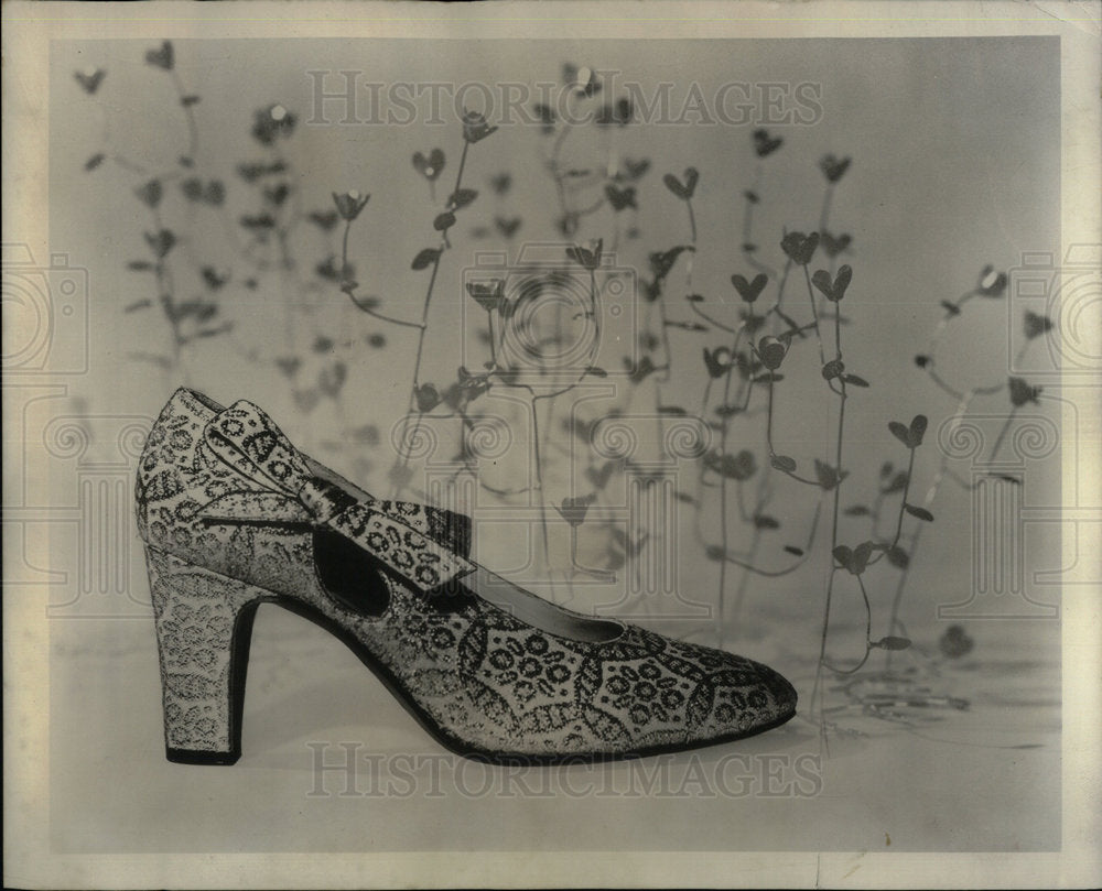 1971 Roger Vivier Paris White Shoe Avenue - Historic Images