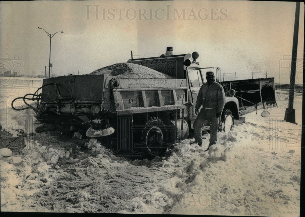 1965 Calumet Expressway salt truck struck - Historic Images