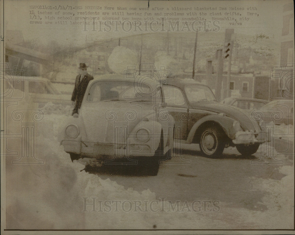 1971 Blizzard blanketed Des Moines snow fun - Historic Images