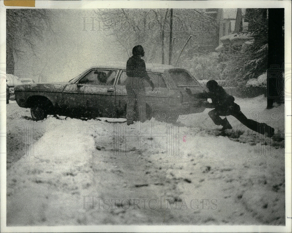 1981 Friends Pitch Push Stuck Car Snow Bank - Historic Images