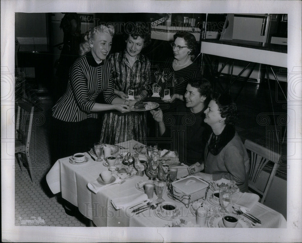 1959 South side women honor YMCA Calorie - Historic Images