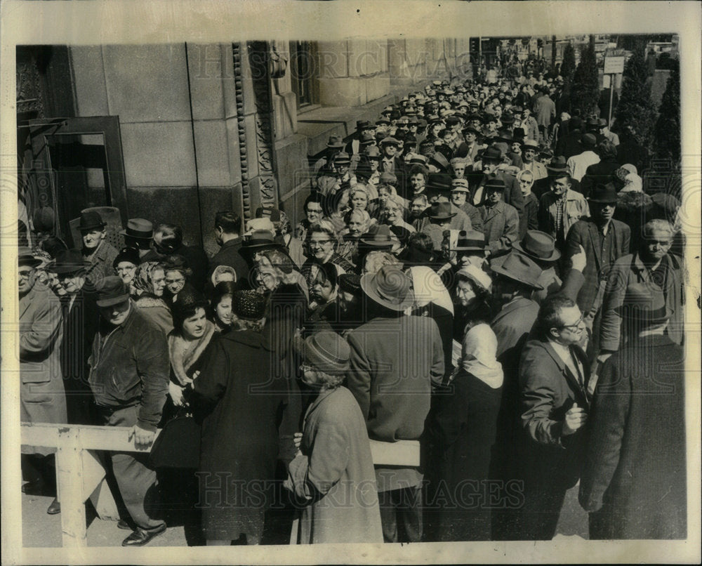 1964 Taxpayers Jam County Building. - Historic Images