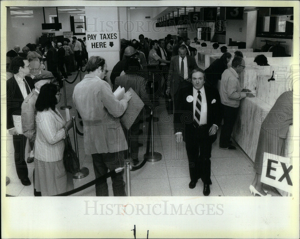 1986 Edwardd Rosewell Country Treasurer tax - Historic Images