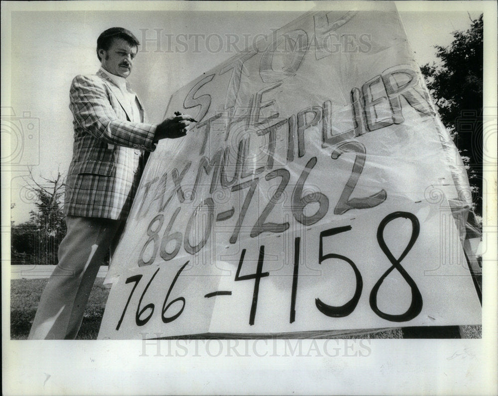 1982 TAX CRUSADER Rossman finishing touch - Historic Images