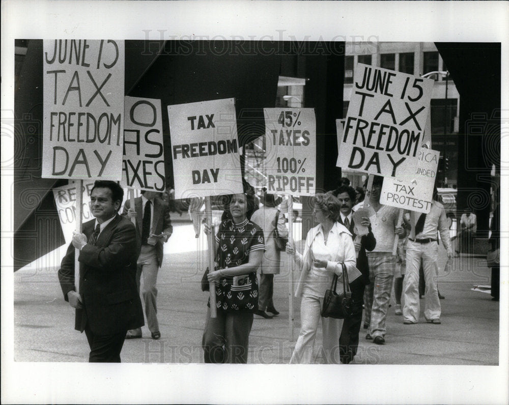 1977 Federal Building Plaza Prosestors Blue - Historic Images