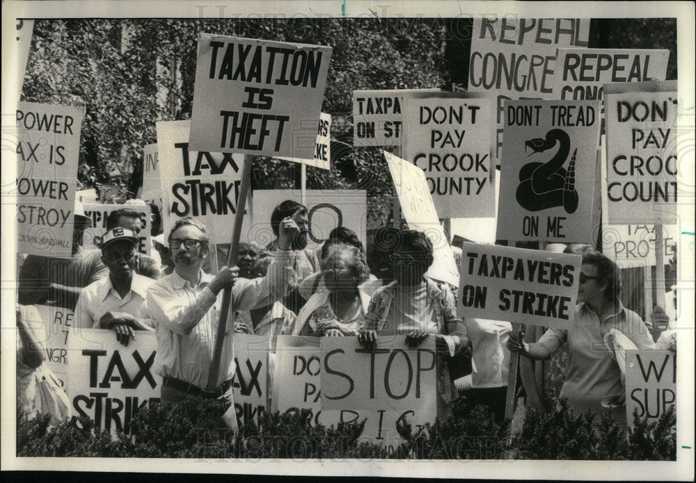 1977 Tax Payers Protest outside City Hall. - Historic Images