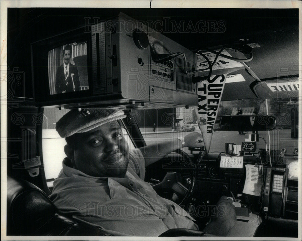 1958 Cabbie John Cloak taxicab driver home - Historic Images