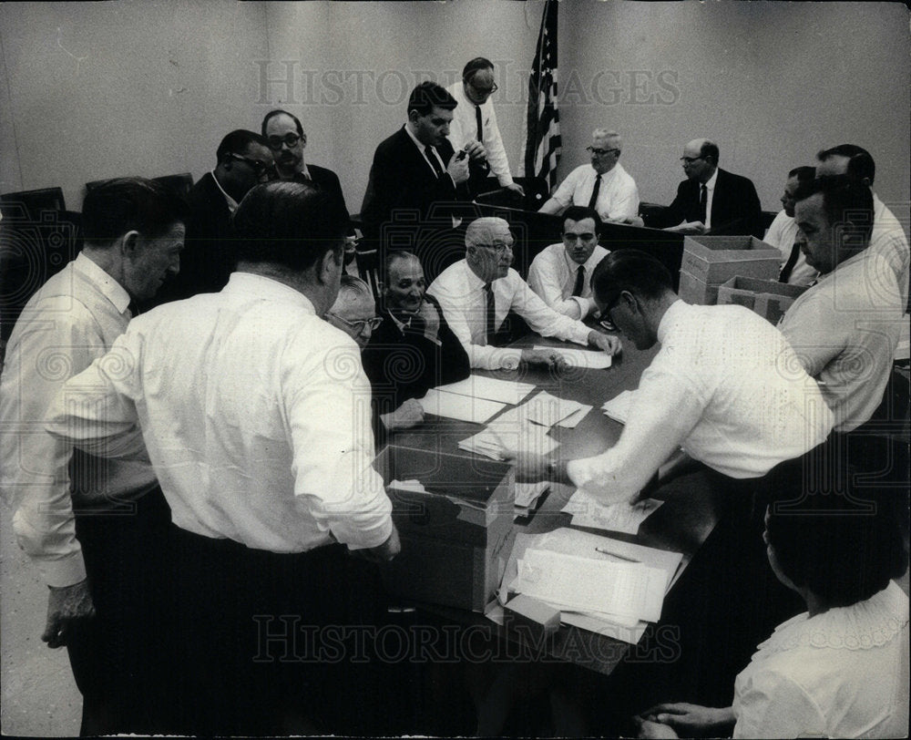 1965 Labor Relation Board taxi cab driver - Historic Images