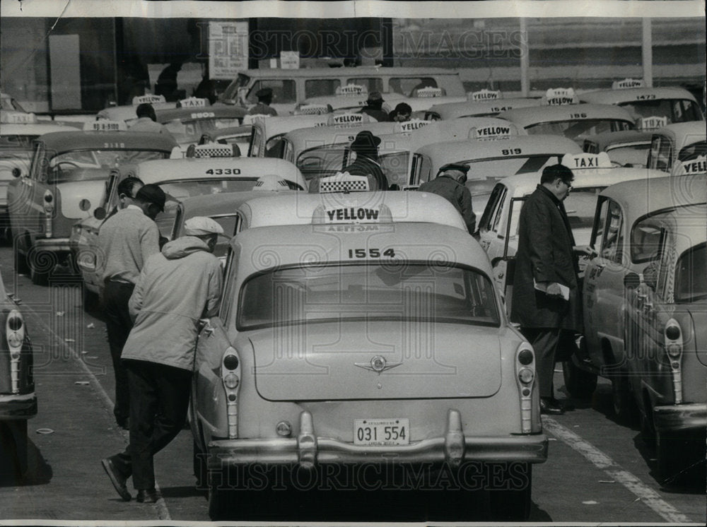 1965 Union Members Petition Cabbies - Historic Images