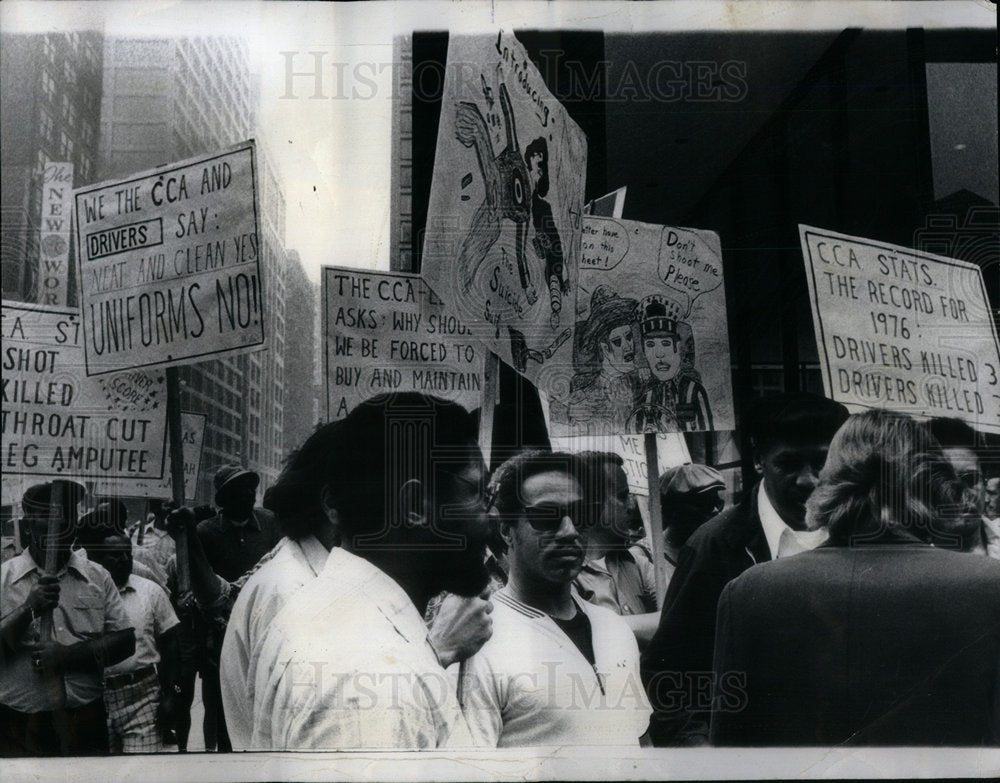 1976 Independent cab drivers protest. - Historic Images