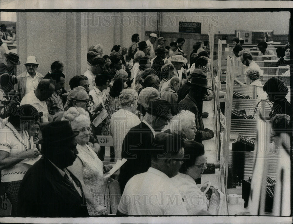 1974 Crowds line Cook County real estate - Historic Images