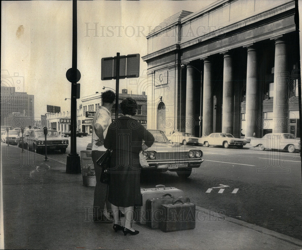 1965 Family Baggage pick friend taxi cab - Historic Images