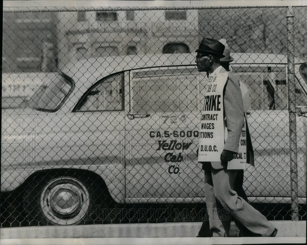 1965 Pickets cab yard Pararie Checker Taxi - Historic Images