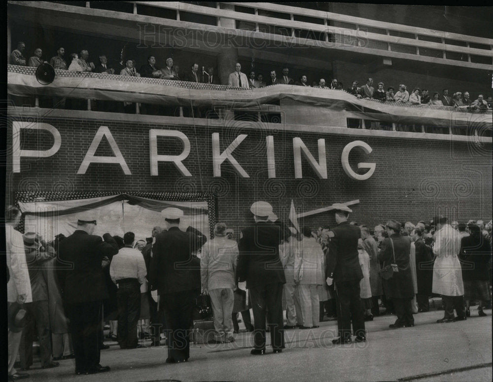 1954 New Parking Garage Opens In Chicago - Historic Images