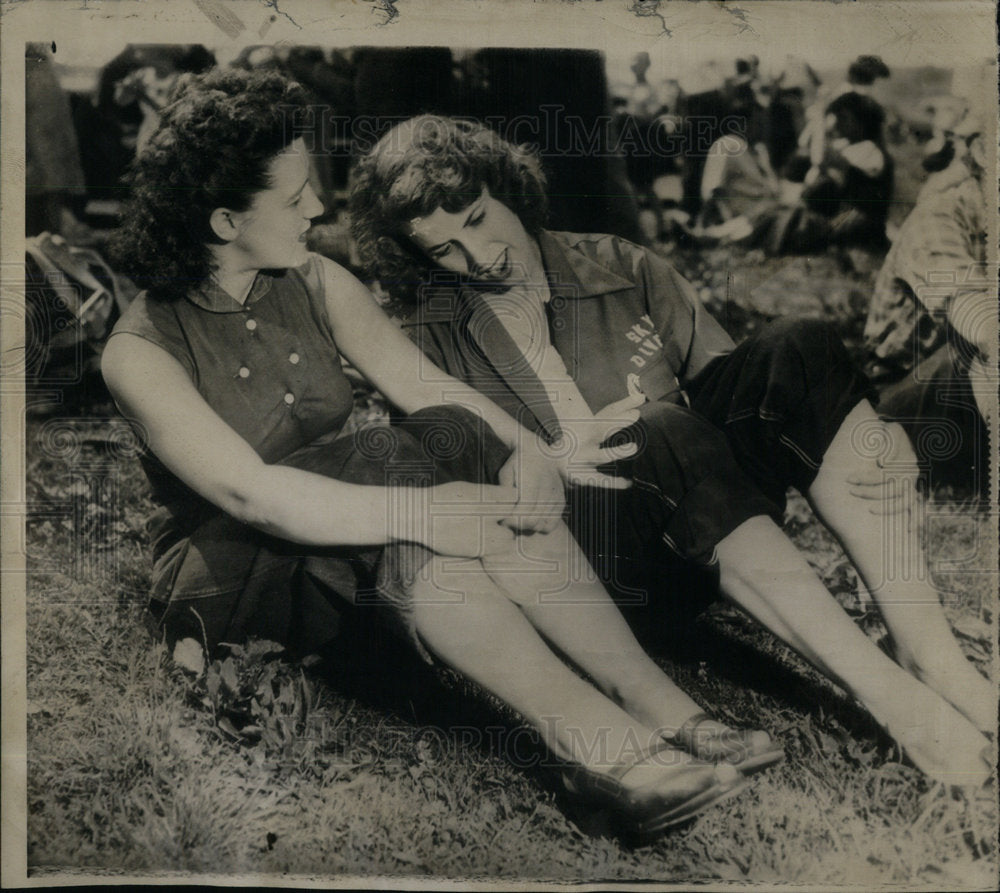 1952 Woman Parachutist jokes Dorothy Berard - Historic Images