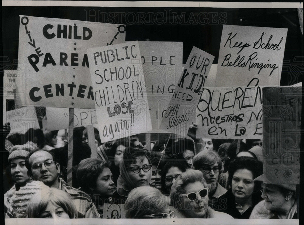 1971 PTA Civic Center Plaza protest signs - Historic Images