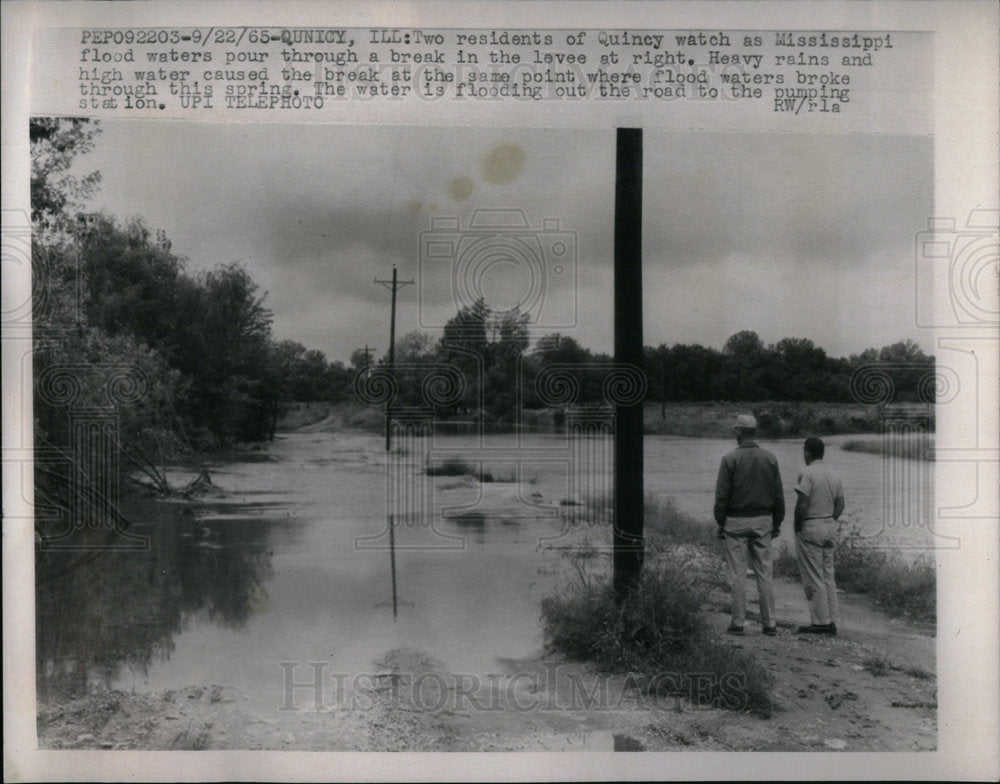 1965 Quincy residents watch Mississippi - Historic Images