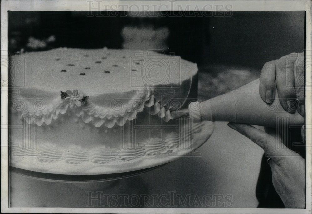 1977 Mrs. Gonzalez Perfect Frosting Tube - Historic Images