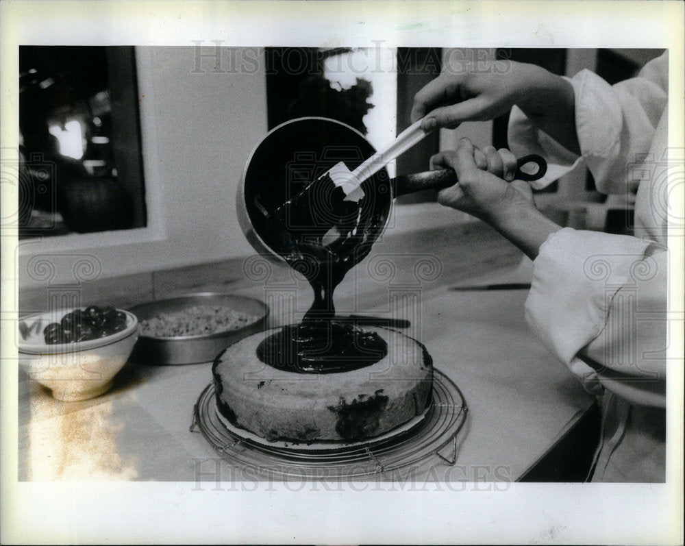 1983 Pastry Chef Ann Gaynor walnut Tart - Historic Images