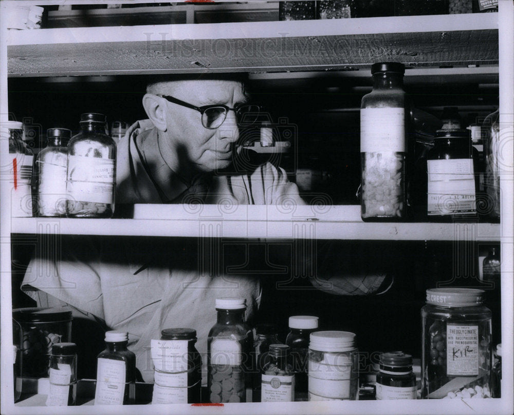 1959 Chemist Leo Gabel World Medical Relief - Historic Images