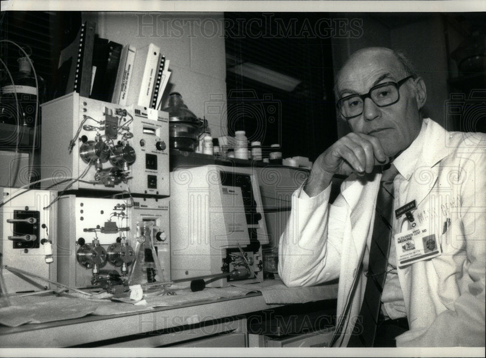 1987 Dr. Alexander Leaf - Historic Images