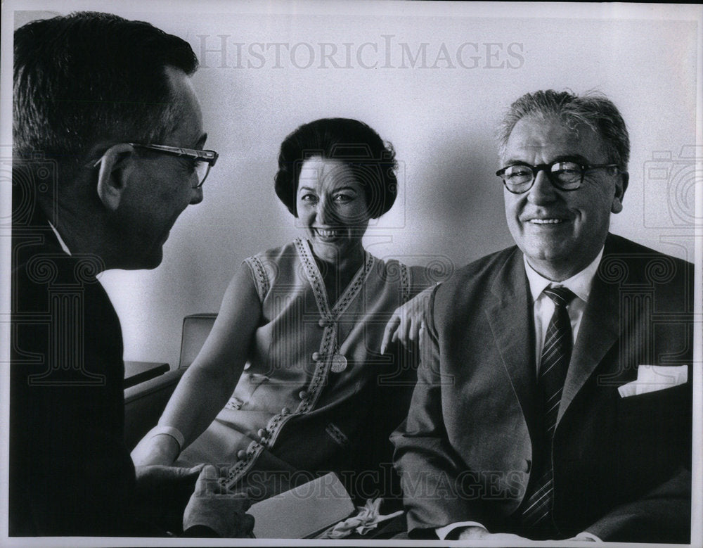 1964 Dr Mrs Karoly Lazar Speak With Doctor - Historic Images