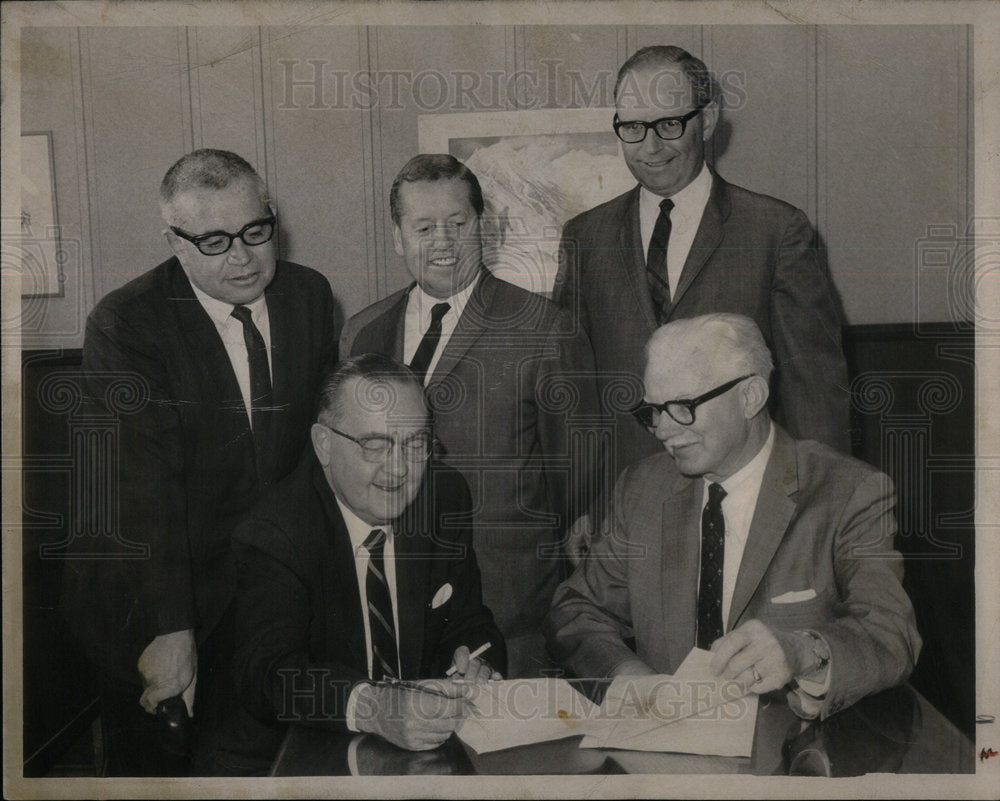 1967 Ad Merger Sign Agreement - Historic Images