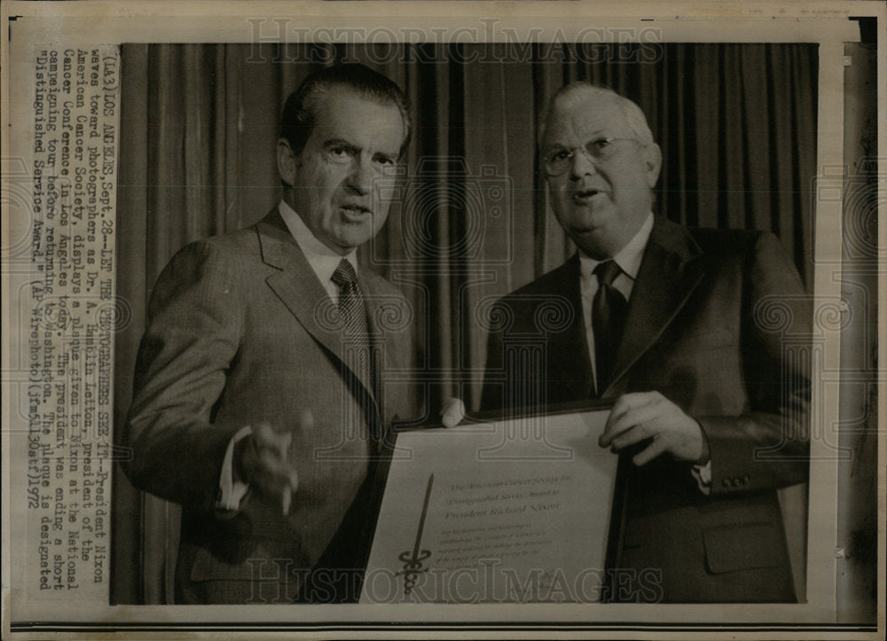 1972 President Nixon Recieves Plaque - Historic Images