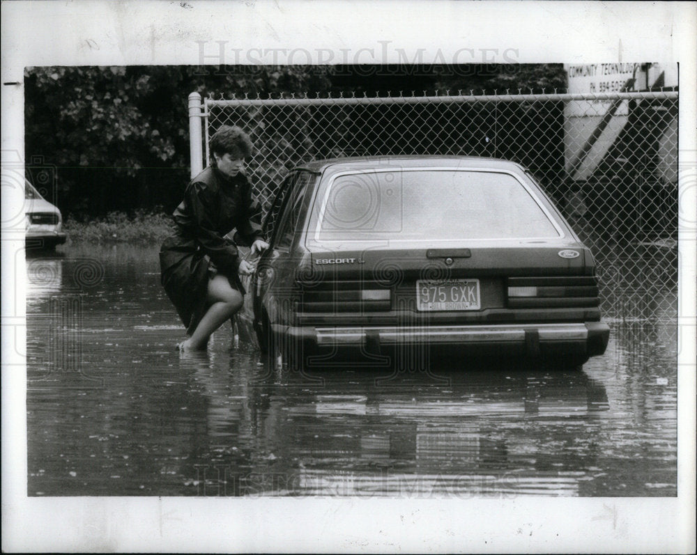 1989 Barbara Sprague Wades In Water To Car - Historic Images