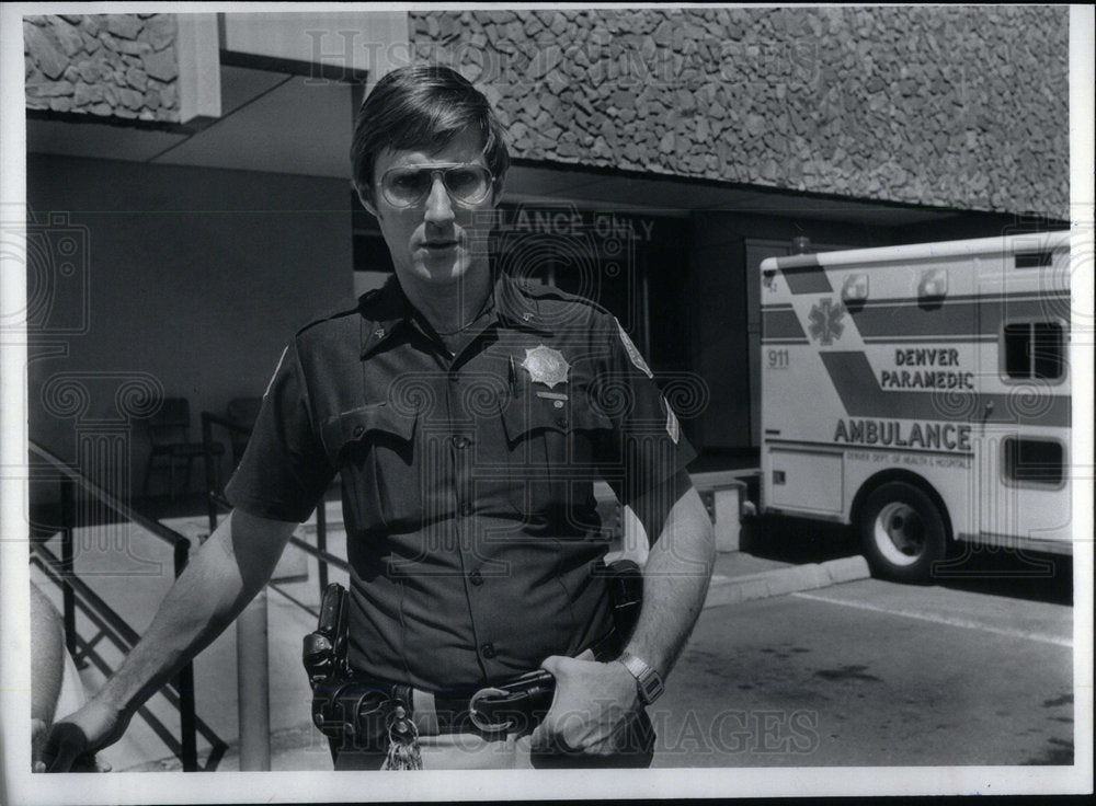 1982 Deputy Sheriff Ken Hall prisoner DGH - Historic Images