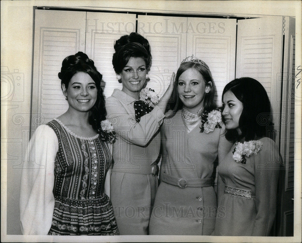 1969 Queen of St Patrick day Parade - Historic Images