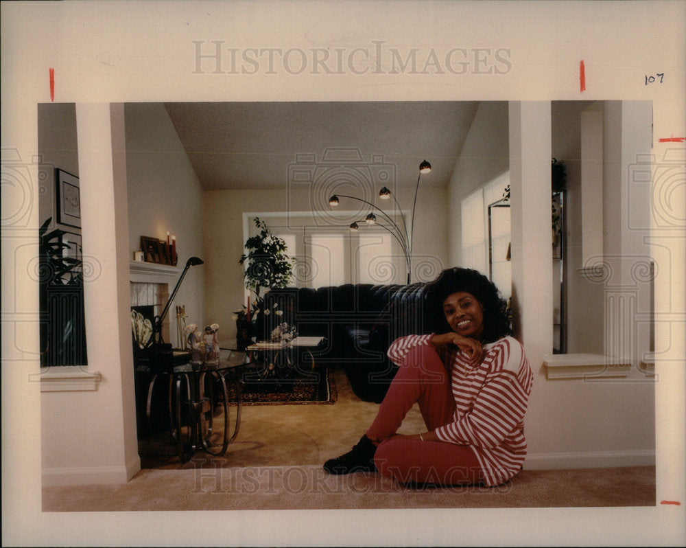 1993 Donola Gilliam coordinator relax home - Historic Images