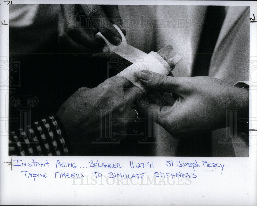 1991 Lucille Tully fingers taped stiffness - Historic Images