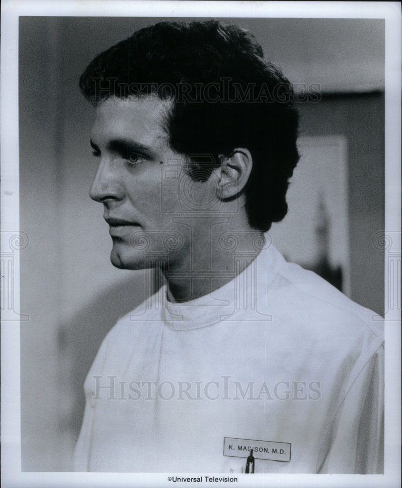 1975 Actor Peter Hooten Plays Intern - Historic Images