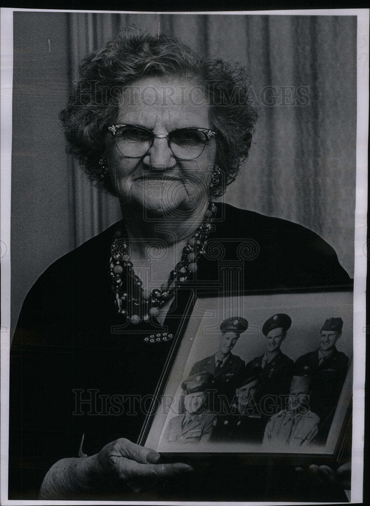 1965 Mrs Leona Freeman holds photo unscathe - Historic Images