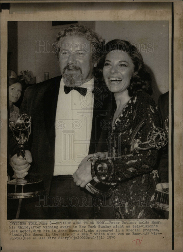 1970 Peter Ustinov holds Emmy Ann Bancroft - Historic Images