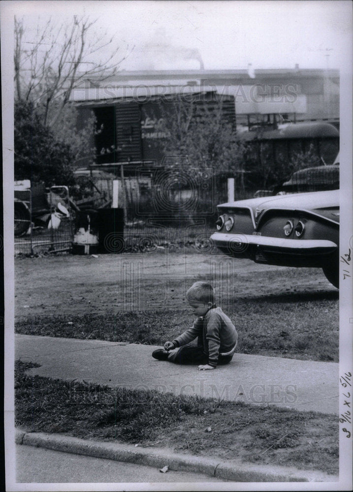 1966 Child play in roads of Michigan. - Historic Images