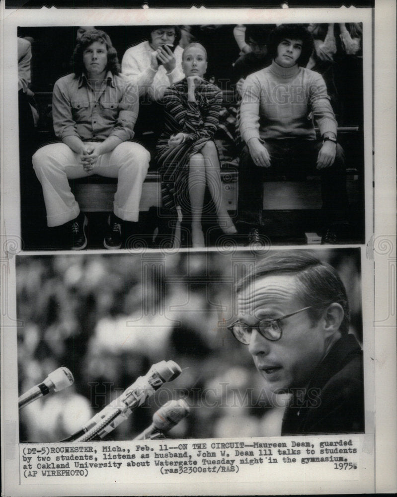 1975 Maureen Dean Guarded Two Students - Historic Images