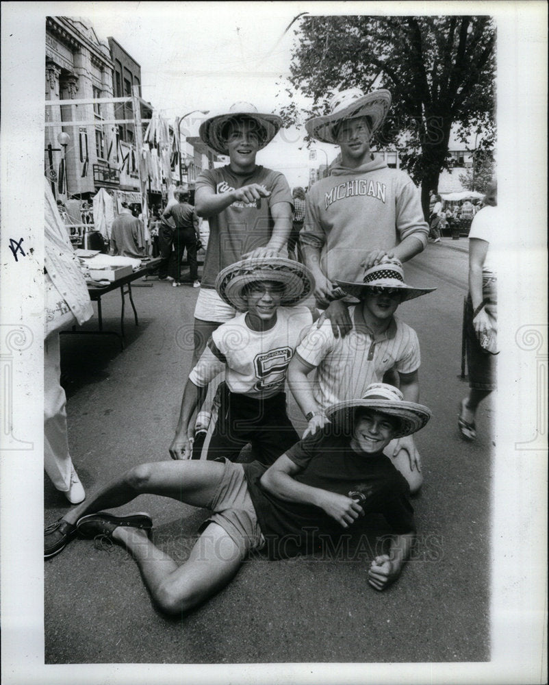 1984 Ann Arbor Art Fair Visitors Sombreros - Historic Images