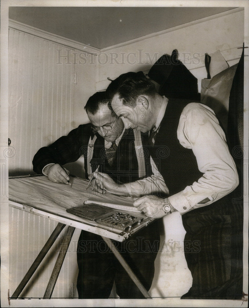 1945 Map makers - Historic Images